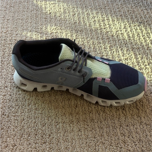 On Cloud Sneakers - Picture 2 of 6